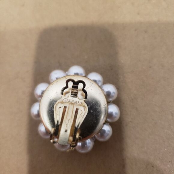 Vintage Faux Pearl and  Gold Leaf/Flower  Clip on Earrings - Picture 4 of 8